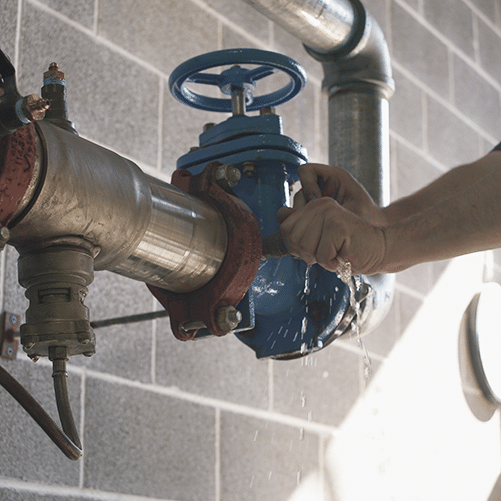 DMC commercial plumber making an emergency repair